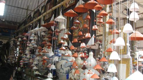 Chuông gió bằng gốm là món quà yêu thích của du khách khi đến Bát Tràng.