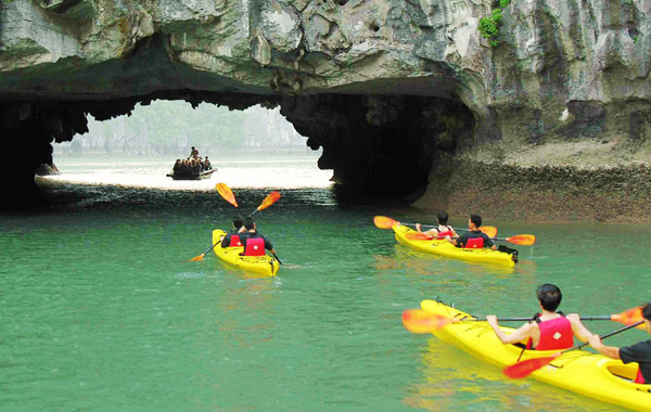 Chèo thuyền Kayak ở Vịnh Hạ Long Chèo thuyền Kayak ở Vịnh Hạ Long