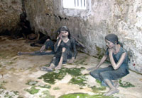 Nh&agrave; T&ugrave; C&ocirc;n Đảo