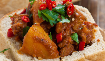 Người dân ở Durban, Nam Phi gọi món này là Bunny (hay Bunny chow). Đây là một món ăn phổ biến được nhiều người dân bản địa ưa thích, bao gồm cà ri nấu mềm ăn kèm với bánh mỳ. Do có xuất xứ từ Ấn Độ nên hương vị chính của Bunny chow vẫn là vị cay nóng đặc trưng và hương thơm hấp dẫn không thể chối từ của món cà ri truyền thống.