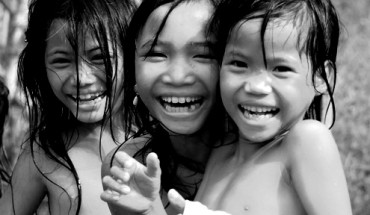 Ánh mắt rạng ngời niềm vui của những bé gái ở huyện vùng cao Tây Trà, Quảng Ngãi.