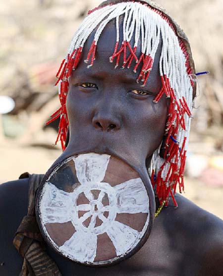 Một kiểu làm đẹp đeo đĩa vào môi của thiếu nữ bộ tộc Surma