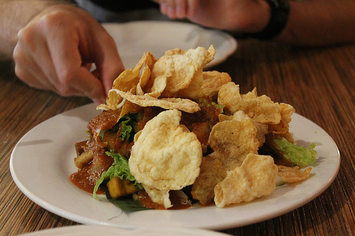 Nước sốt đậu phộng cay chính là "linh hồn" của món salad rau Gado Gado - món ăn truyền thống của Indonesia.