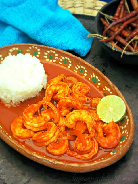 Camarones a la Diabla bao gồm tôm bóc vỏ sốt cùng cà chua, ớt cay xè, bơ tỏi, là món ăn được yêu thích của người Mexico.