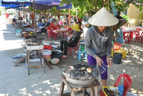 Bếp than hồng phục vụ thực khách món nướng ngay tại chợ hải sản tươi sống, trên bờ biển Cù lao Chàm