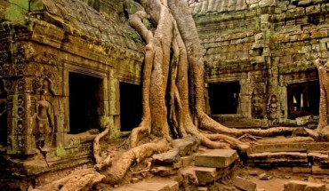 Ta Phrom, Campuchia – Dành cho fan “Bí mật ngôi mộ cổ”
Có niên đại từ năm 1186, khu phức hợp của ngôi đền nằm gần Siem Reap, là địa điểm quay phim “Bí mật ngôi mộ cổ” của Angelina Jolie. Đây cũng là một địa danh lịch sử nổi tiếng của Campuchia với nhiều đền thờ cổ xưa, độc đáo.