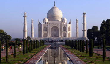 3. Taj Mahal, biểu tượng nổi tiếng của Ấn Độ, là lăng mộ được xây bằng đá cẩm thạch trắng. Đây là công trình mà đức vua Mughal dành để tưởng nhớ người vợ thứ ba yêu quý của mình. Vì vậy, Taj Mahal còn được coi như biểu tượng của tình yêu vĩnh hằng