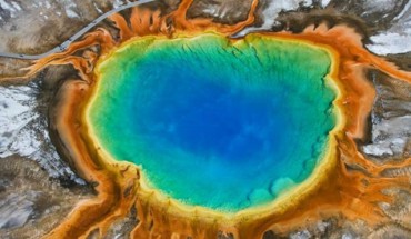 “Mùa xuân cuối cùng” ở Wyoming:  Grand Prismatic, là cái tên được đặt theo màu sắc rực rỡ của nó, là suối nước nóng lớn nhất tại Mỹ - với đường kính lên tới 113m. Những dải quang phổ màu dao động từ màu xanh sang màu đỏ trầm là sản phẩm của hàng nghìn đá ưa nhiệt, hoặc vi sinh vật vi khuẩn, đặc biệt phát triển mạnh trong nước nóng. Nhiệt độ khác nhau đã xác định màu sắc, và màu xanh ở giữa là kết quả của nhiệt độ cực đoan mà lá vi khẩn vô trùng. Bởi vây, Grand Prismatic là một trong những suối màu ở Yellowstone và thu hút hàng triệu du khách mỗi năm.