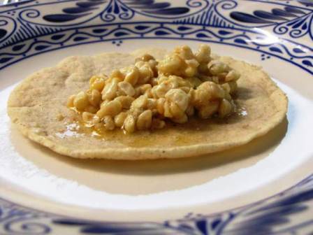 Món ăn này được chế biến từ những con ấu trùng kiến được bắt từ cây Tê-qui-la. Đây là món ăn đặc biệt của người Mexico, đôi lúc chúng cũng được gọi là món trứng muối.