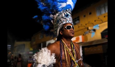 Vũ công nổi tiếng của Salvador - Carlinhos Brown đang biểu diễn trước lễ Yemanjá, một lễ hội đặc trưng thờ vị chúa của biển cả.