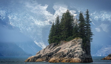 Hòn đảo duy nhất - tác phẩm của Michael McRuiz’s với hình chụp một hòn đảo ở Vườn quốc gia Kenai Fjords ở Alaska với dòng sông băng làm nền - Ảnh: The National Park Foundation