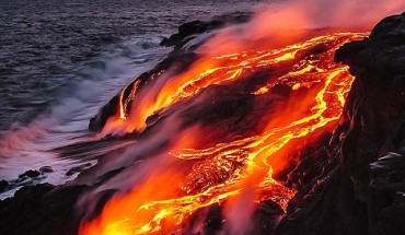 Dòng dung nham phun trào của núi lửa Kilauea - Ảnh: Nick Selway