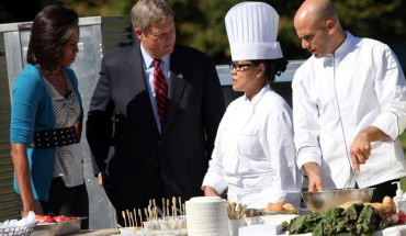 Đệ nhất Phu nhân tổng thống Mỹ Michelle Obama dặn dò các đầu bếp của Nhà Trắng chuẩn bị cho một buổi tiệc - Ảnh: wordpress