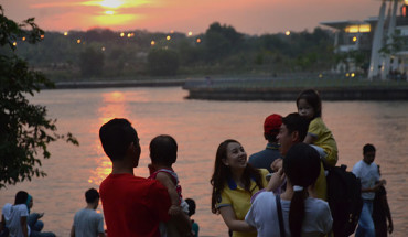Một gia đình người Malaysia hưởng thụ gió mát bên hồ Putrajaya - Ảnh: Quỳnh Trung