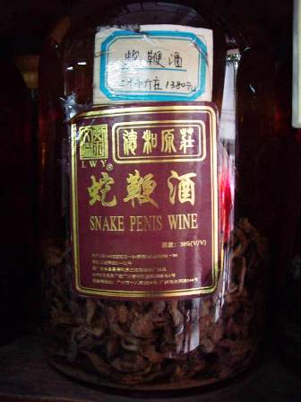 Đây là món đồ uống phổ biến nhất ở Việt Nam và một số quốc gia khác ở châu Á. Rắn được ngâm cả con trong một chiếc bình, sau một thời gian người ta bắt đầu đem ra thưởng thức. Rượu rắn được cho là có tác dụng rất tốt đối với sức khỏe, đặc biệt nó còn được xem là “thần dược” của cánh đàn ông trong chuyện chăn gối. (Ảnh: Andrew Stern)