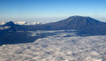 Kilimanjaro với 3 chóp núi lửa hình nón, Kibo, Mawensi và Shira, là một núi lửa dạng tầng không hoạt động ở đông bắc Tanzania.