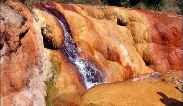 Mạch nước phun ở thị trấn Analavory được gọi là mạch nước phun nước lạnh và hiện chỉ có một số ít mạch nước phun nước lạnh tự nhiên tồn tại trên trái đất.