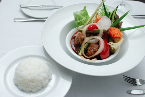 Ayam Masak Merah thưởng thức cùng với cơm trắng hoặc cơm cà chua sẽ thơm ngon đúng vị.