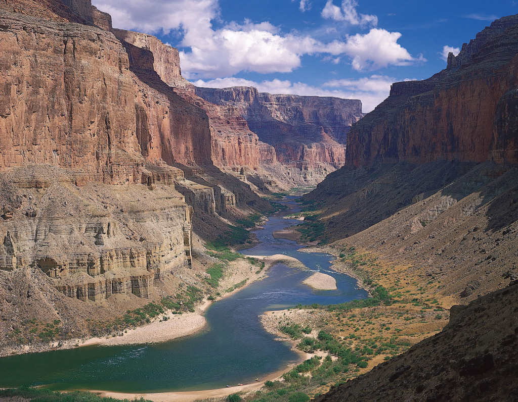 Một  nhánh sông Colorado chảy qua hẻm  Marble Canyon tại công viên quốc gia Grand Canyon, bang Arizona, Mỹ