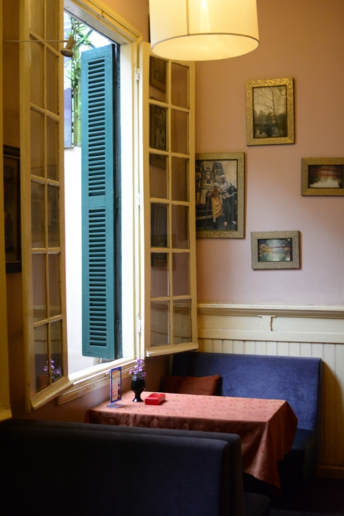 Chiếc bàn bên cửa sổ của ngôi biệt thự Pháp là chỗ ngồi yêu thích của nhiều du khách.