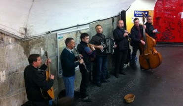 Dàn nhạc đồng quê Nga ở ga Châtelet.