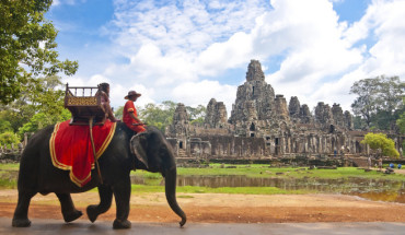 Khung cảnh phía ngoài đền Bayon, Khu quần thể Angkor, Campuchia