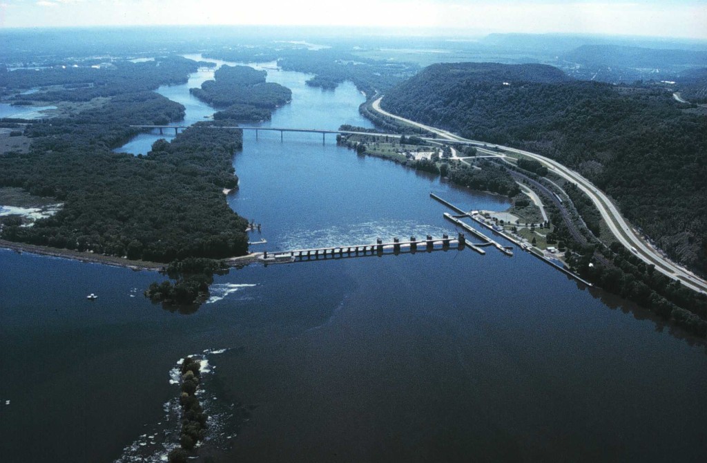 Một cây cầu bắc ngang qua một nhánh của sông Mississippi, Mỹ