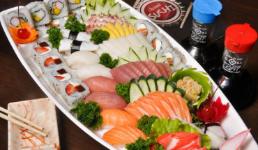 Một đĩa tổng hợp gồm sushi và sashimi rất hấp dẫn