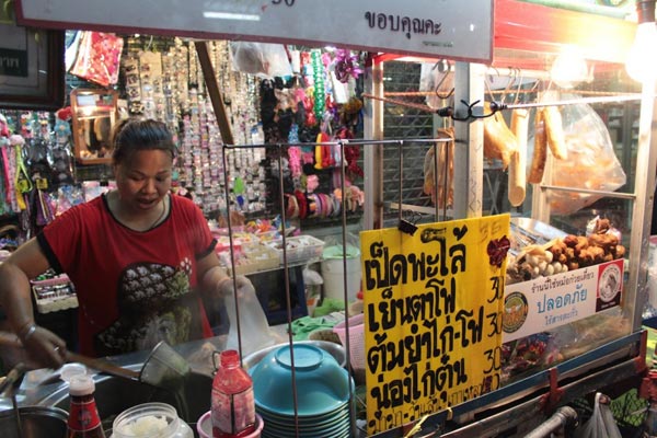Những món ăn đường phố tại Thái Lan được bày bán phổ biến tại mọi ngõ ngách