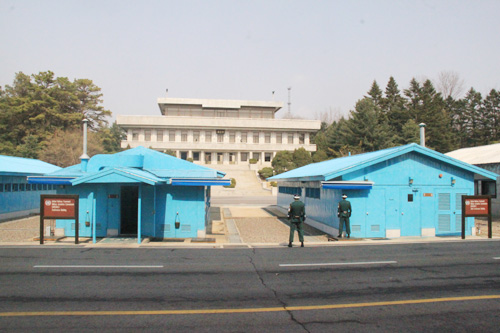 Các binh sĩ Hàn Quốc đứng gác tại Khu vực An ninh chung (JSA) nằm trong làng Bàn Môn Điếm. Đây là nơi duy nhất tại Khu phi quân sự, các binh sĩ Hàn Quốc và Triều Tiên đứng đối mặt. Du khách chỉ được phép chụp hình từ phía xa, ở một vị trí quy định. Ảnh: Đoàn Loan.