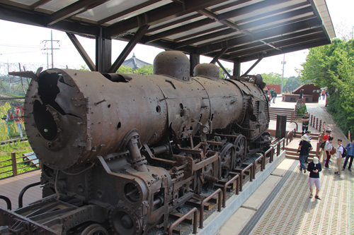Đầu máy của chiếc xe lửa bị đánh bom khi trên đường đến Bình Nhưỡng ở trạm Jangdan. Đó cũng là chuyến tàu cuối cùng trước khi hai miền bị chia cắt.