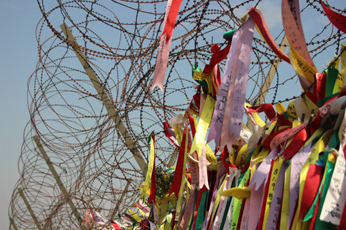 Hàng rào thép gai với những dải băng nguyện cầu bình an của người dân Hàn Quốc.