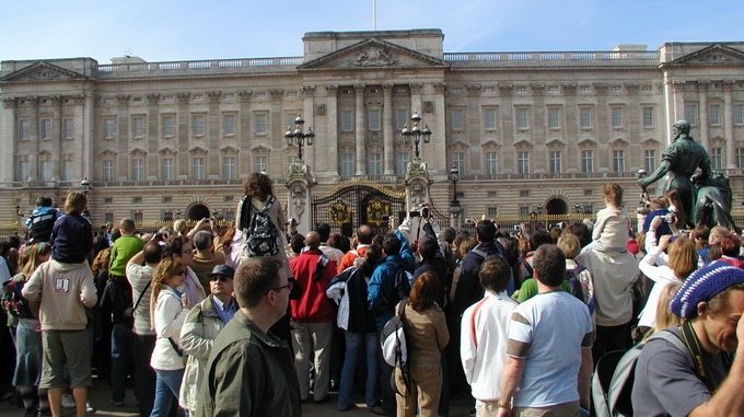 Du khách chen chúc tại cung điện  Buckingham ở London - Ảnh: panoramio