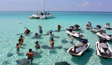 Đàn cá đuối trong làn nước biển trong xanh màu ngọc bích tại Stingray City