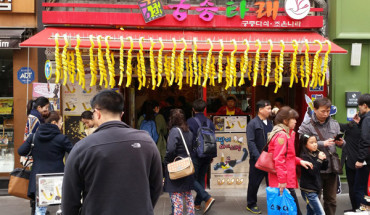 Cảnh xếp hàng đợi mua kẹo xoắn tại một cửa hàng, đây là đồ ăn vặt rất nổi tiếng tại phố Insadong