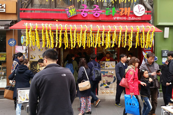 Cảnh xếp hàng đợi mua kẹo xoắn tại một cửa hàng, đây là đồ ăn vặt rất nổi tiếng tại phố Insadong