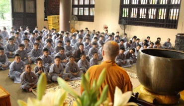Một buổi thuyết giảng về Phật pháp tại khóa học tu mùa hè. Ảnh: FB Thiện viện Trúc Lâm Yên Tử