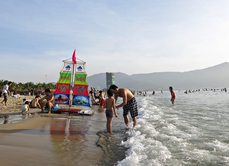 Các bãi biển sạch, đẹp ngày càng thu hút du khách đến Đà Nẵng