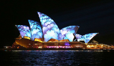 Đây là năm thứ 6 Vivid đã “thắp sáng” những kiến trúc của Sydney, đặc biệt không thể thiếu hình ảnh biểu tượng cánh buồm –niềm tự hào của Úc – đó chính là Nhà hát Sydney Opera.