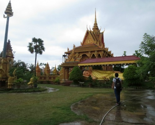 Khuôn viên chùa rộng lớn với những tán cây thốt nốt vươn thẳng lên trời cao. Mái chính điện được cấu trúc thành nhiều tầng tầng lớp lớp chồng lên nhau, tạo không gian cao vút. Đây chính là nét đặc trưng của một ngôi chùa Khmer Nam Bộ.