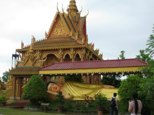 Bức tượng Phật khổng lồ nằm ngang trước chánh điện chùa Monivongsa Bopharam gây ấn tượng đặc biệt. Tư thế nằm của Đức Phật được thiết kế độc đáo, tay phải kê đầu nhẹ nhàng, khuôn mặt thanh thoát, toát lên sự ung dung tự tại.