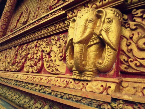Trên vách, trên trần và các cột chùa được trang trí bằng nhiều màu sắc, bằng các phù điêu bích họa độc đáo. Đặc biệt là các bích họa về câu chuyện cuộc đời của Đức Phật và trích từ trường ca cổ do nghệ nhân Danh Bên ở Cà Mau khắc họa.