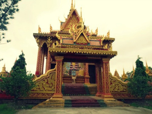 Cổng sau của chùa. Một ngôi chùa Khmer thường có một cổng chính điện và nhiều cổng phụ thể hiện tư tưởng rộng cửa đón chào bước chân người hành hương, du khách. Hàng năm lễ tắm Phật vào ngày 30/8 và 1/9 Âm lịch tại chùa Monivongsa Bopharam thu hút hàng nghìn lượt khách thập phương đến tham quan.