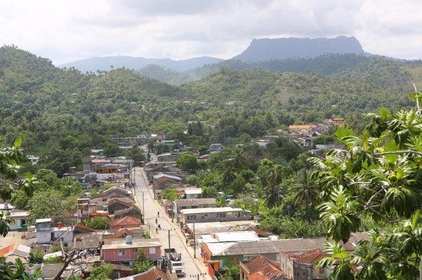 Làng El Yunque với những ngôi nhà có kiểu mái bằng đặc trưng nằm trên những ngọn đồi ở Baracoa.