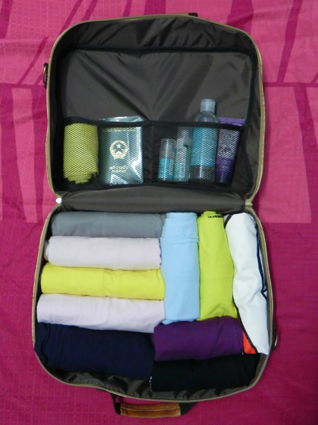 Với cách cuộn tròn quần áo, bạn có thể tăng lượng đồ mang theo trong chuyến du lịch của mình. 