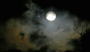 Khi trăng lên giữa đỉnh đầu cũng là lúc đêm hội cầu trăng kết thúc.
