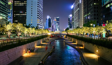 Suối Cheonggyecheon là điểm hẹn hò ưa thích của giới trẻ Hàn Quốc. Ảnh: Anthony Shane.