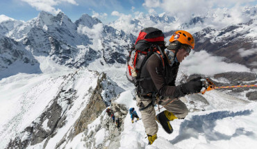 ông việc dẫn đường của những người Sherpa rất nguy hiểm, họ phải khuân vác đồ đạc cho những người leo núi và thường xuyên đối mặt với điều kiện khắc nghiệt. Ảnh: Nat.