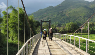 Nên trò chuyện với những người bản địa để hiểu thêm về địa hình nơi mình đang đi.