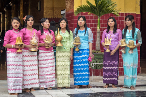 Người Myanmar mặc trang phục truyền thống trong cuộc sống hàng ngày. Ảnh: Myanmardaily.